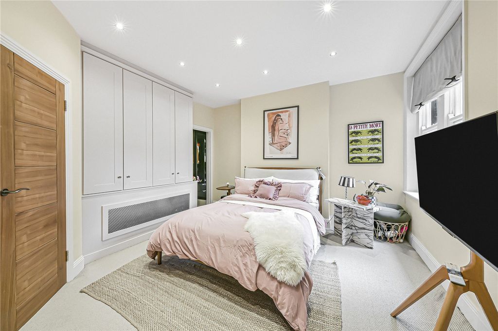 Property photo 2 of 14 Bedroom