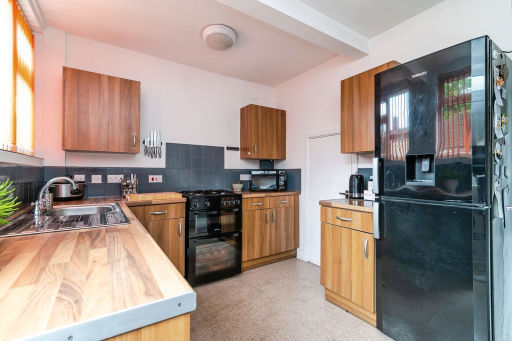 Property photo 3 of 14 Kitchen