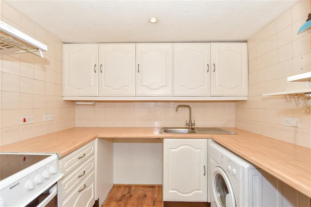 Property photo 3 of 7 Kitchen