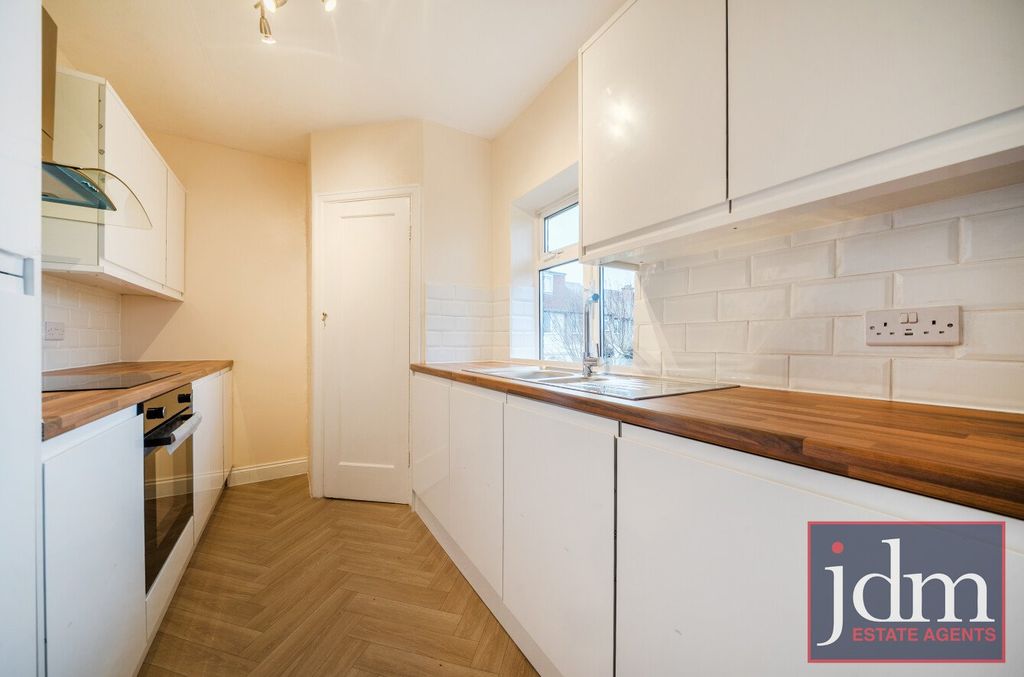 Property photo 2 of 10 Kitchen