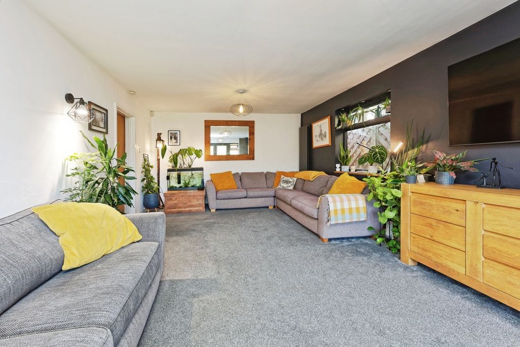 Property photo 3 of 23 Pbox-Img.Jpg