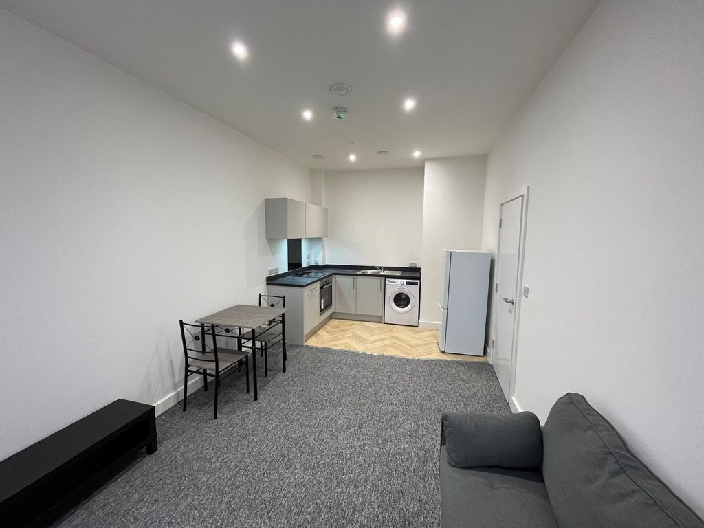 Property photo 3 of 7 Flat