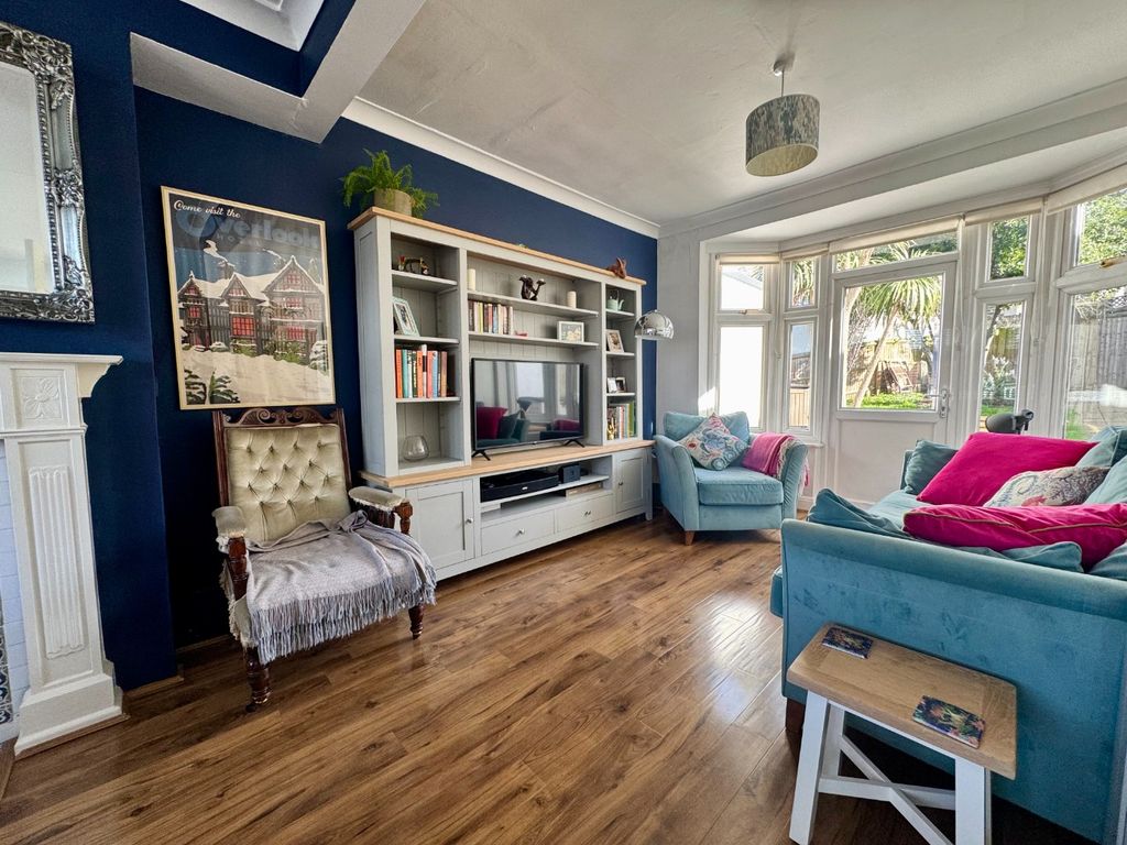 Property photo 2 of 17 4916296