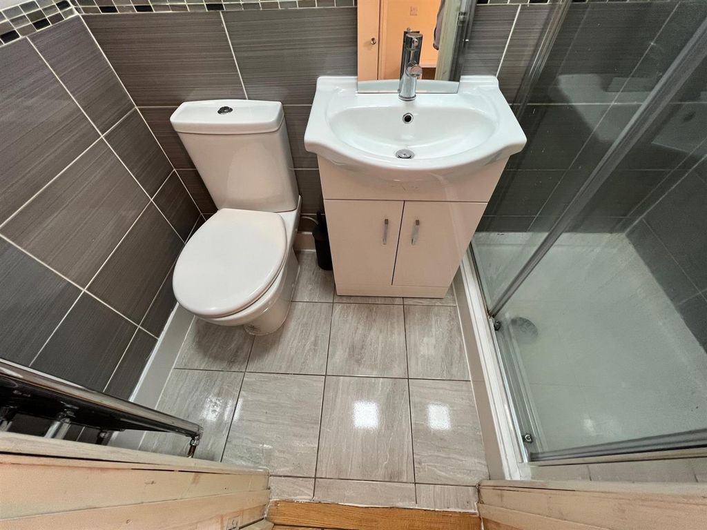 Property photo 2 of 9 Ensuite Shower Room