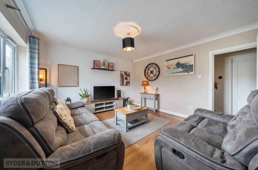 Property photo 3 of 19 Lounge