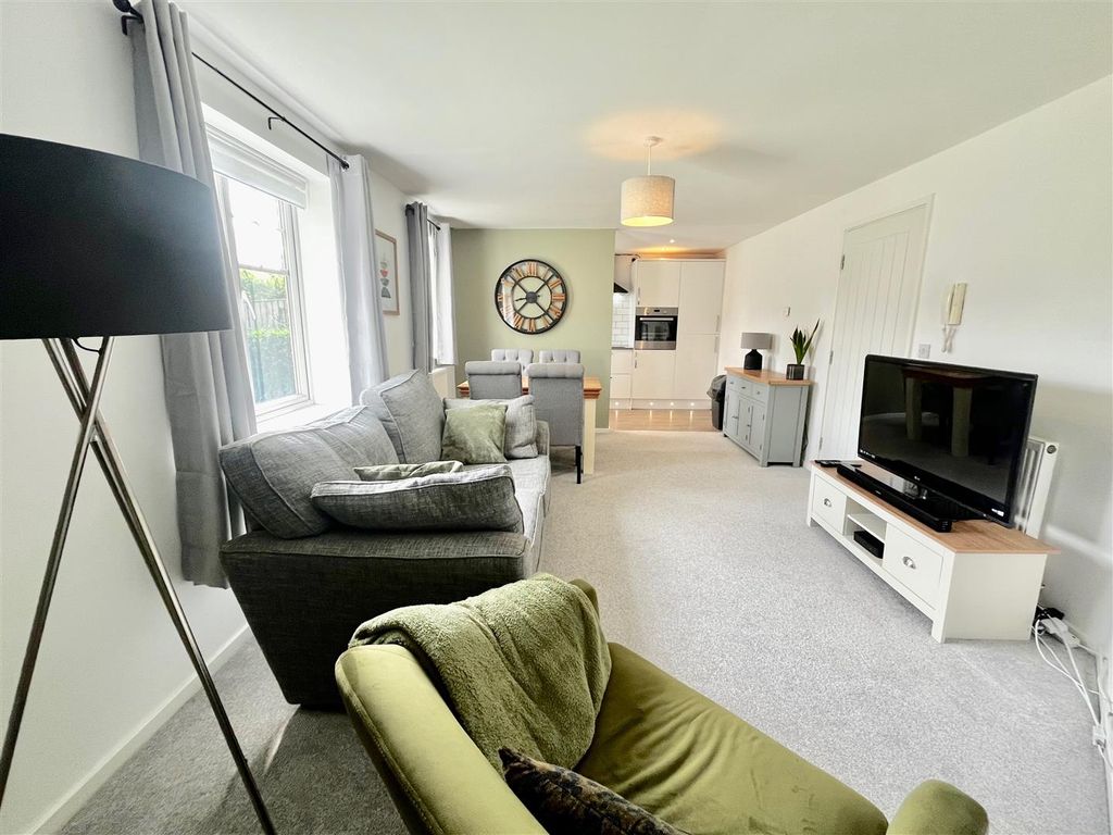 Property photo 2 of 8 Lounge