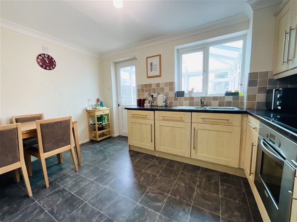 Property photo 3 of 10 Kitchen