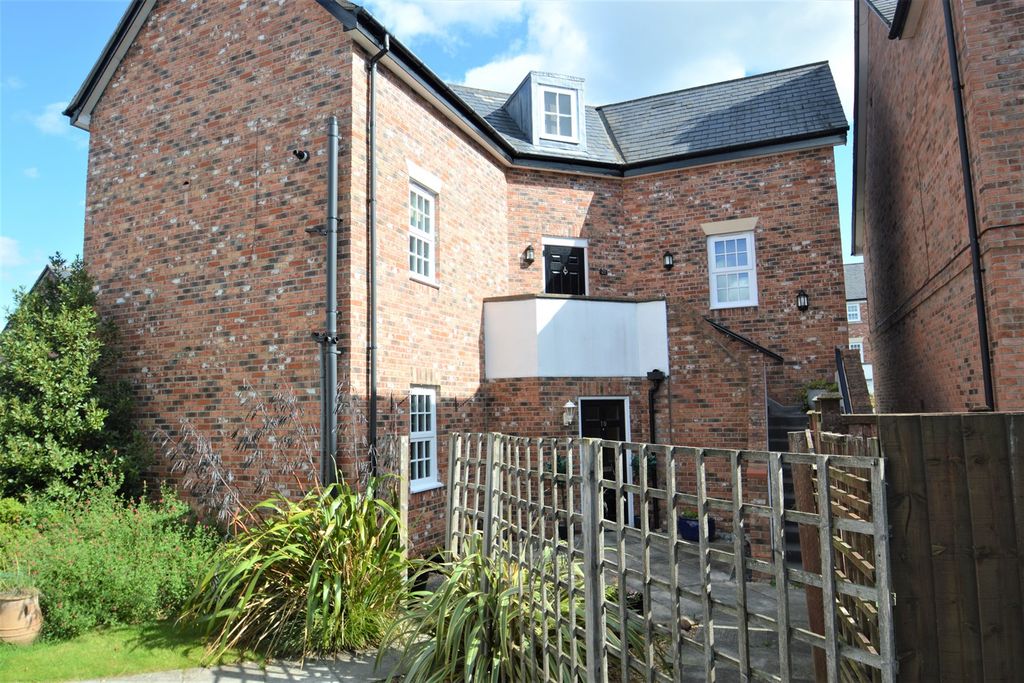 2 bed flat for sale Mobberley