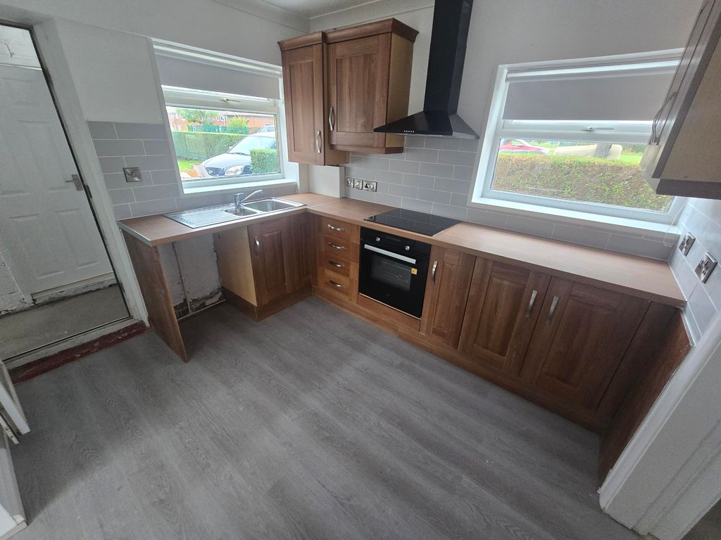 Property photo 3 of 9 Kitchen
