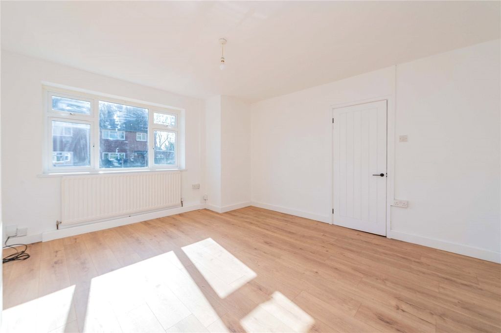 Property photo 2 of 33 Picture No. 27