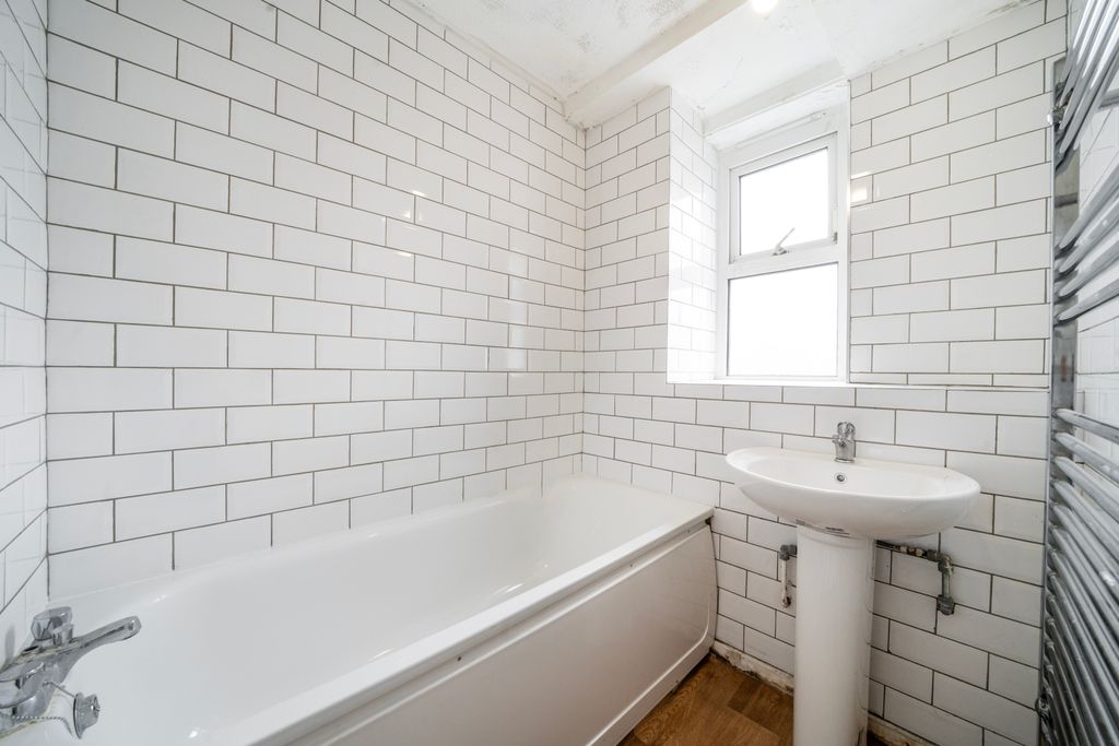 Property photo 3 of 9 Bathroom