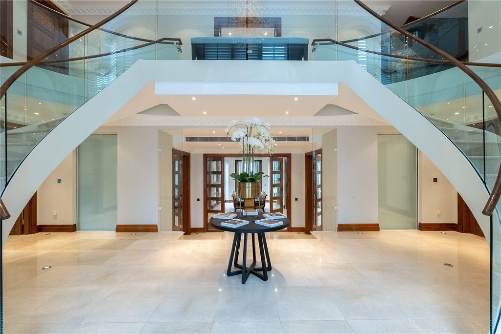 Property photo 3 of 26 Entrance Hall