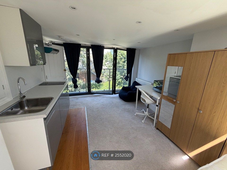Property photo 3 of 12 Studio