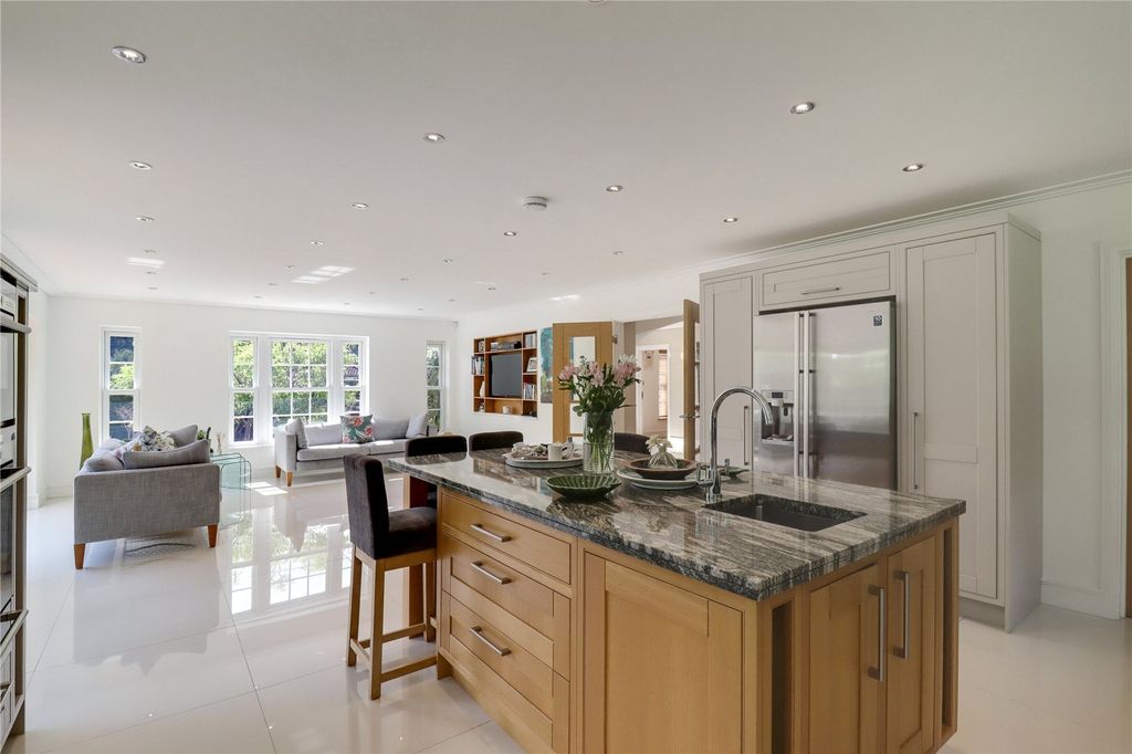 Property photo 3 of 18 Kitchen/Breakfast