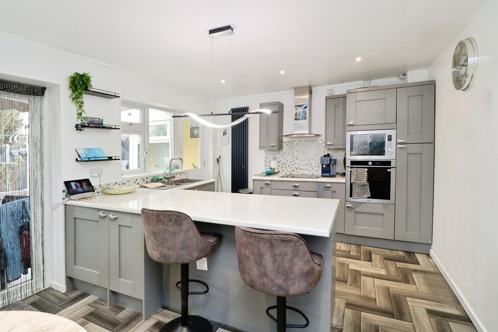 Property photo 3 of 15 Windsor Court