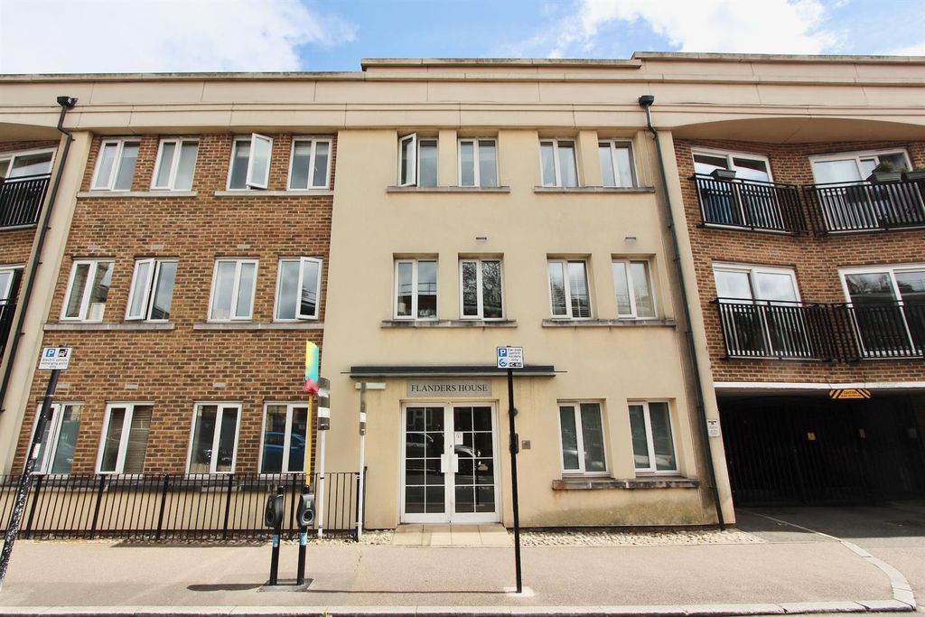 Property photo 2 of 9 Flanders House, N16