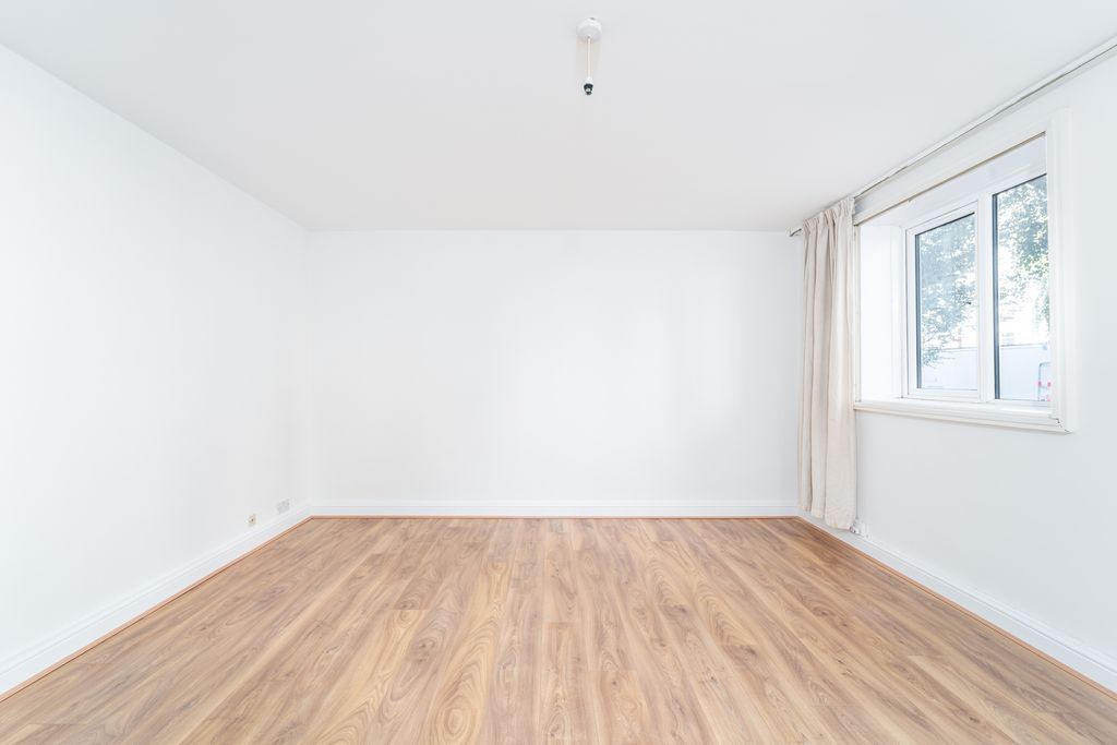 Property photo 3 of 7 Mba09128-Edit