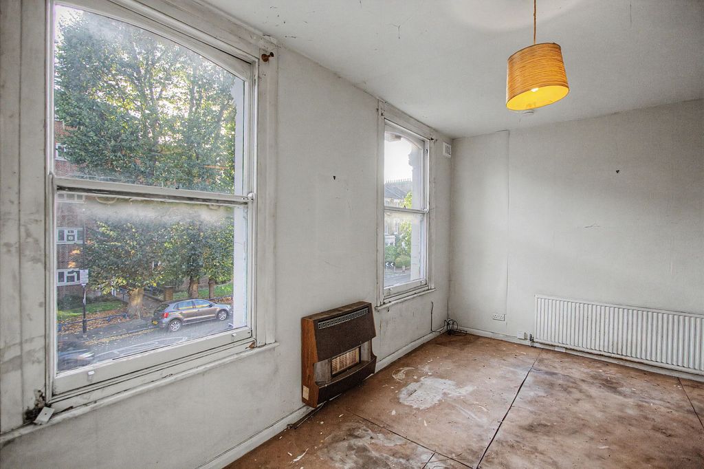 Property photo 2 of 11 Flat B, 43 Victoria Road, Finsbury Park, London, N4 3Sj