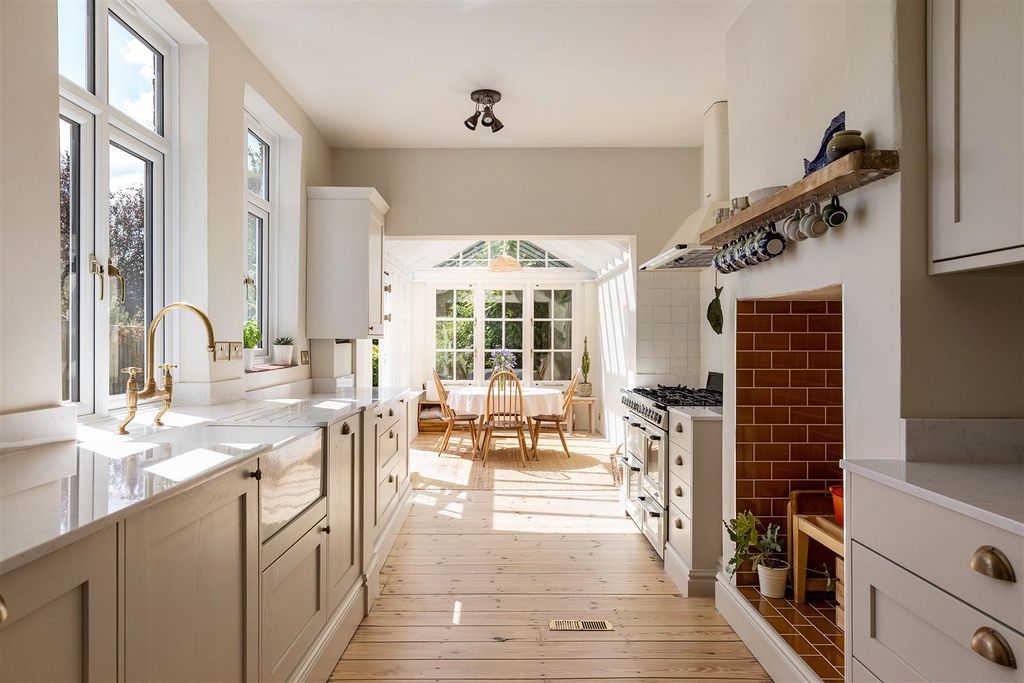 Property photo 3 of 43 Preston Avenue, E4