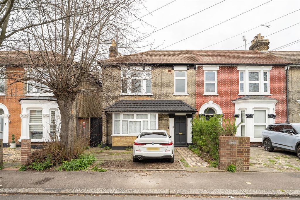 Property photo 1 of 18 Durham Road, E12