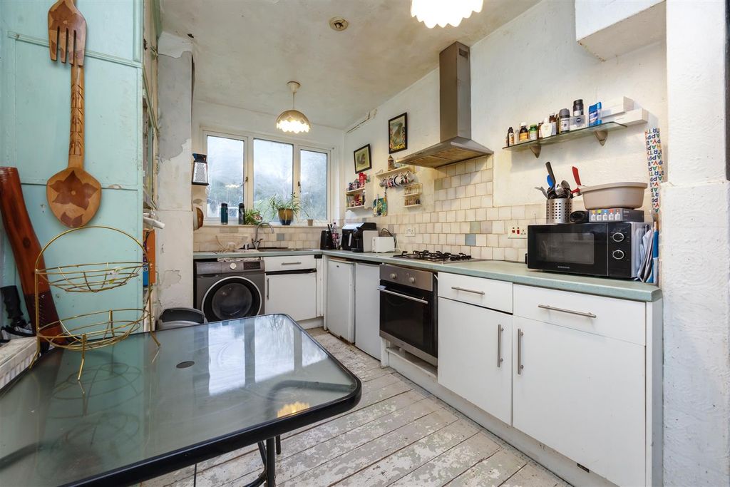 Property photo 3 of 20 Kitchen