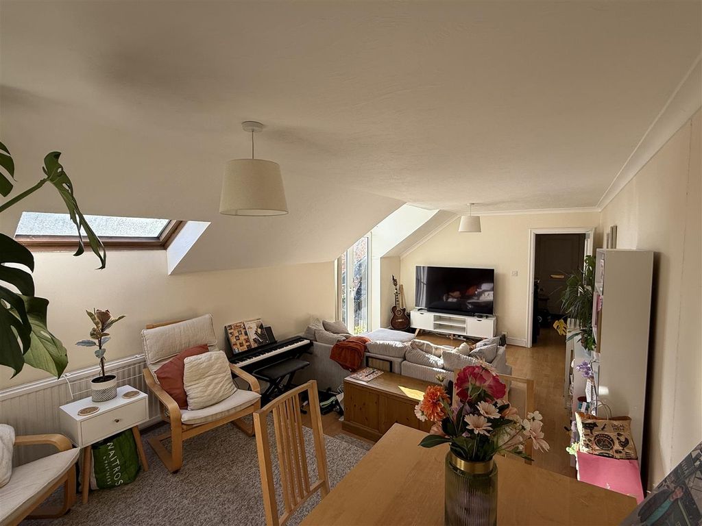 Property photo 3 of 10 W8.Jpeg