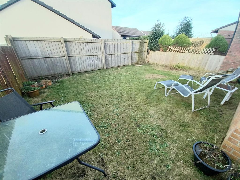 Property photo 3 of 10 6 Oak R Gdn.Jpg