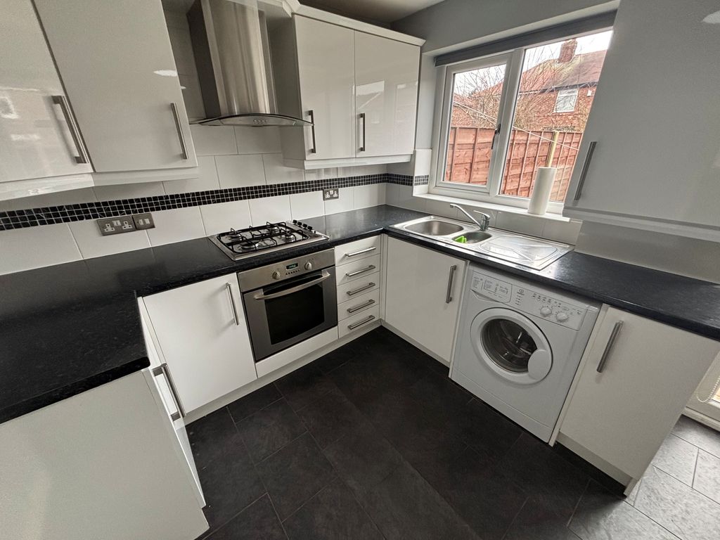 Property photo 3 of 12 Kitchen