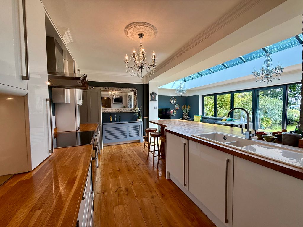 Property photo 2 of 19 Kitchen
