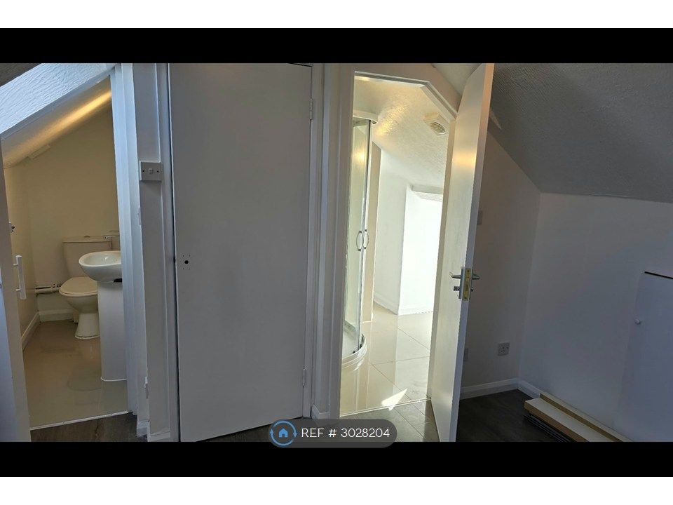 Property photo 2 of 11 Bathroom & Toilet Space