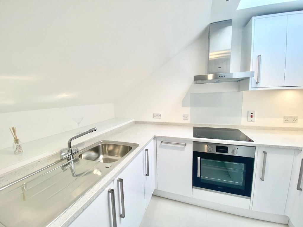 Property photo 3 of 10 Kitchen