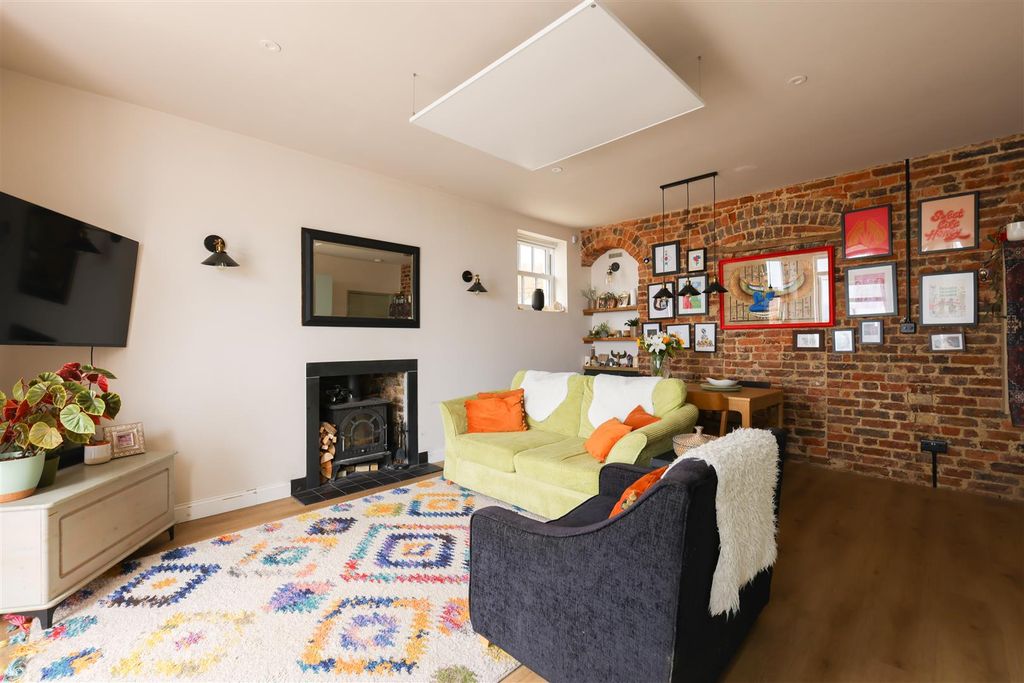 Property photo 1 of 17 Living Space