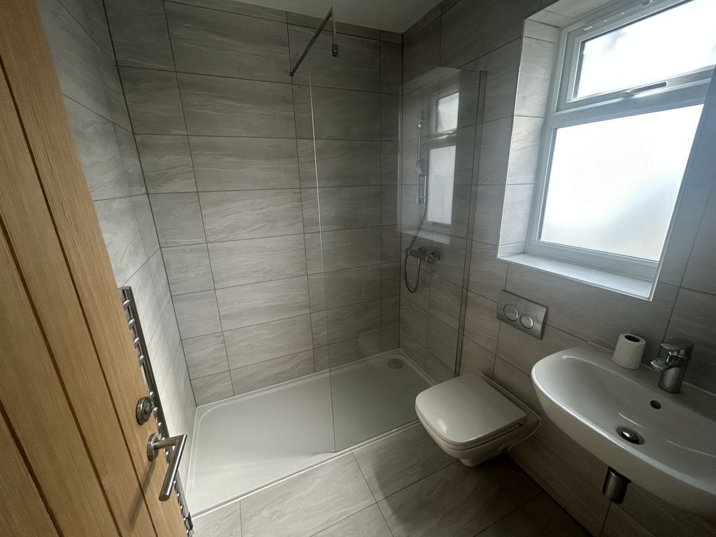 Property photo 2 of 9 Bathroom