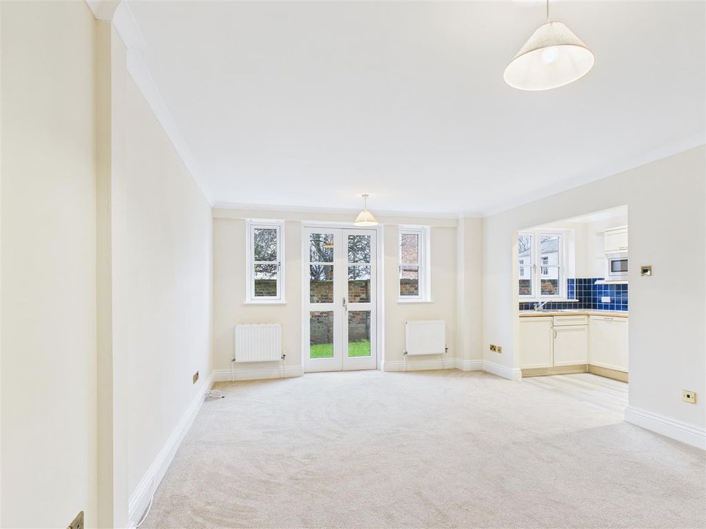 Property photo 3 of 8 Lounge.Jpg