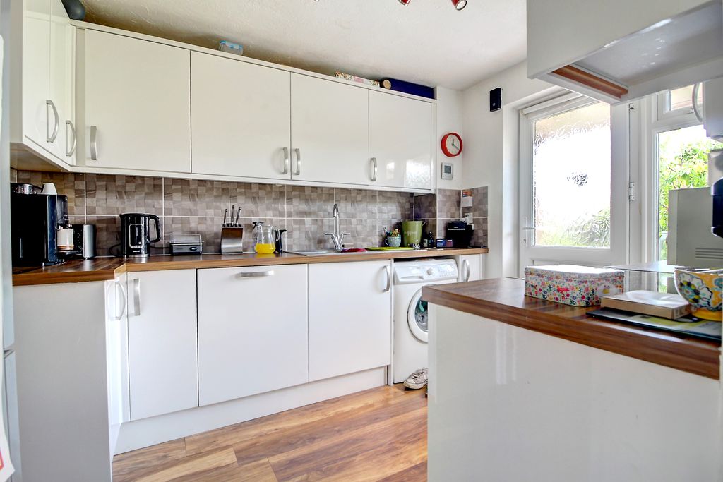 Property photo 3 of 18 Kitchen