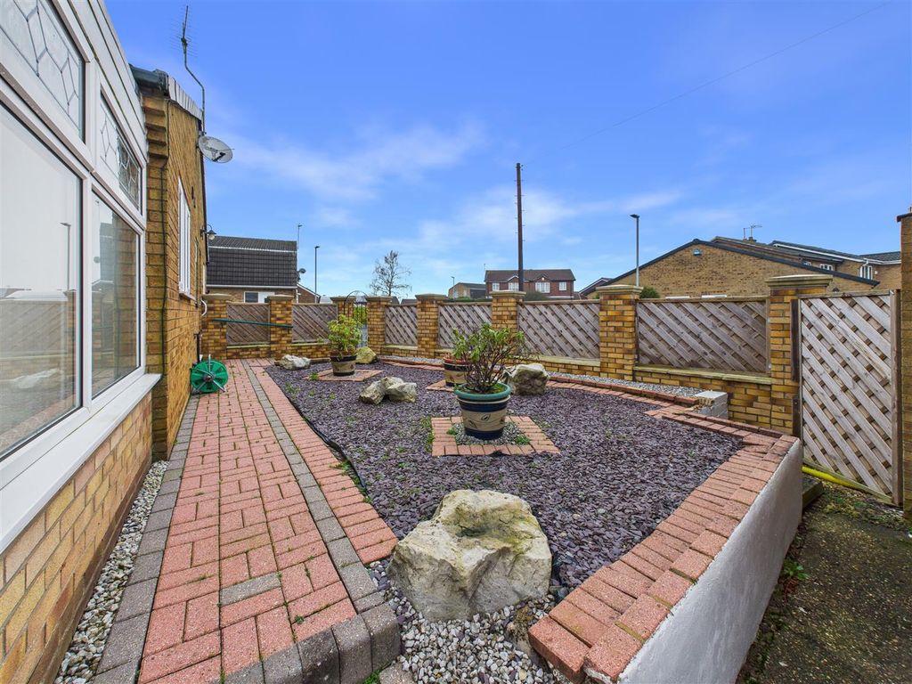 Property photo 2 of 13 Garden