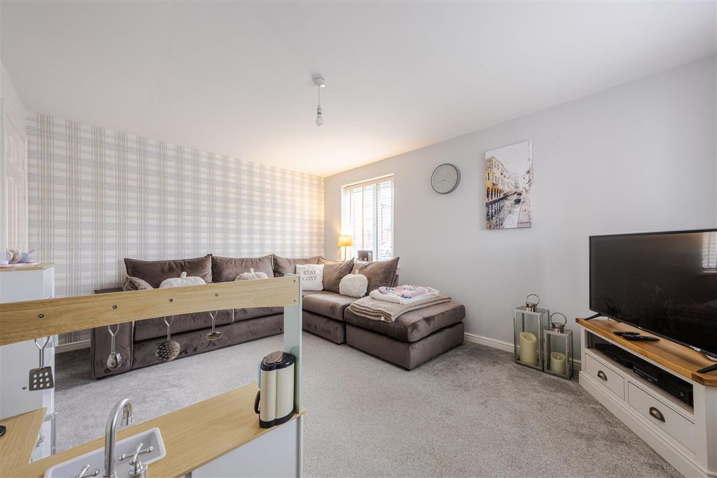 Property photo 3 of 13 Lounge