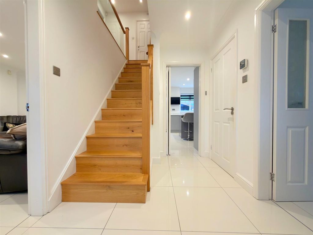 Property photo 3 of 33 Entrance Hallway