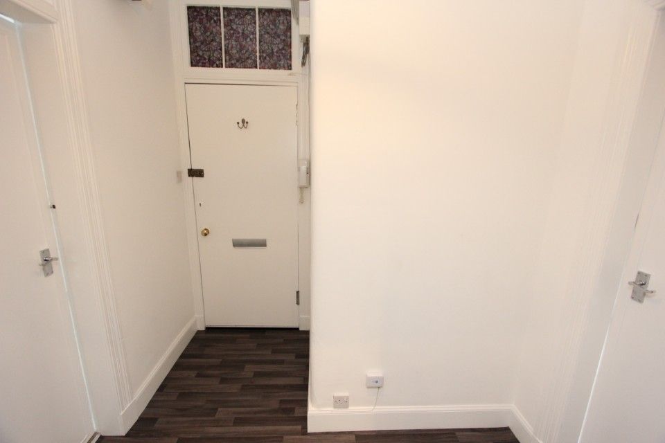 Property photo 3 of 11 Hall
