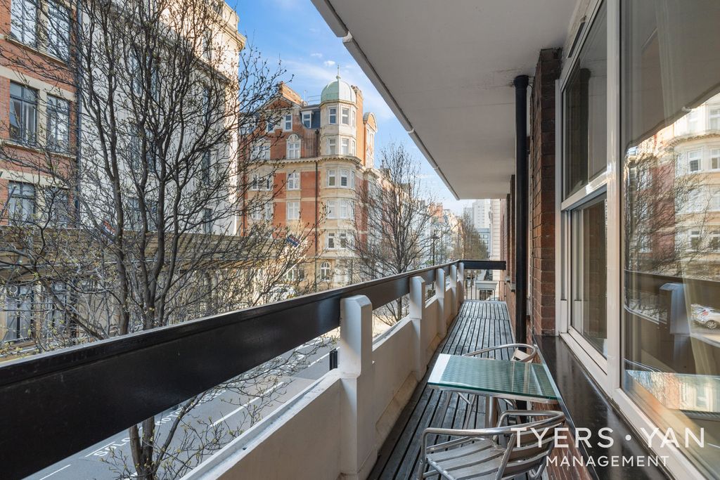 Property photo 2 of 14 Balcony