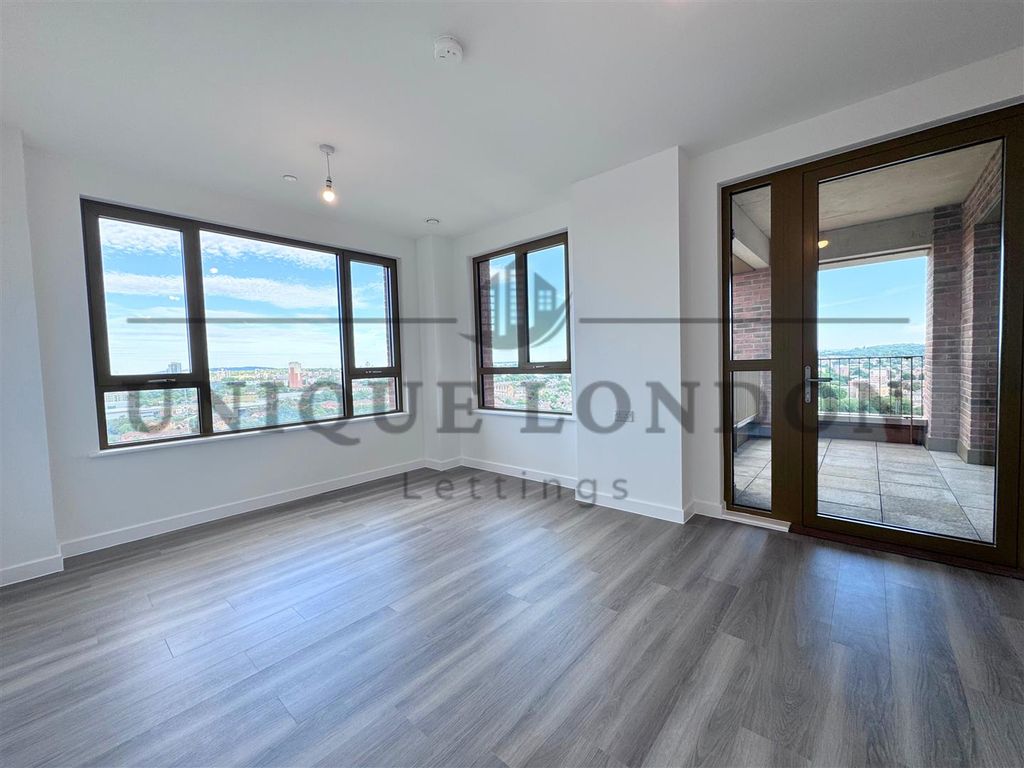 Property photo 3 of 12 204.Png