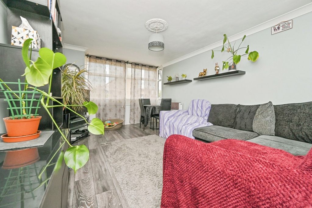 Property photo 3 of 12 Lounge