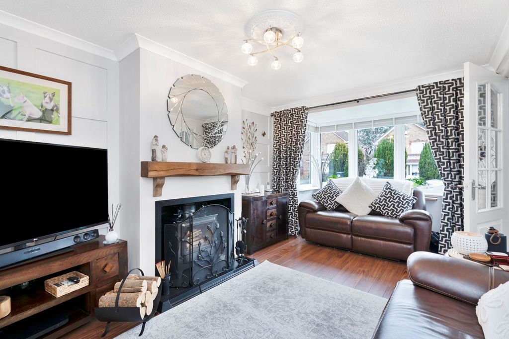 Property photo 3 of 34 Living Room