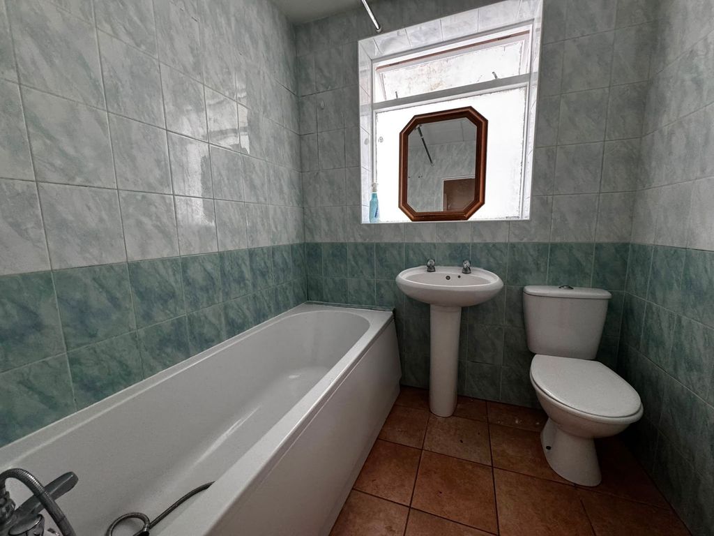 Property photo 2 of 8 Bright Bathroom Suite With A Full-Sized Bathtub...
