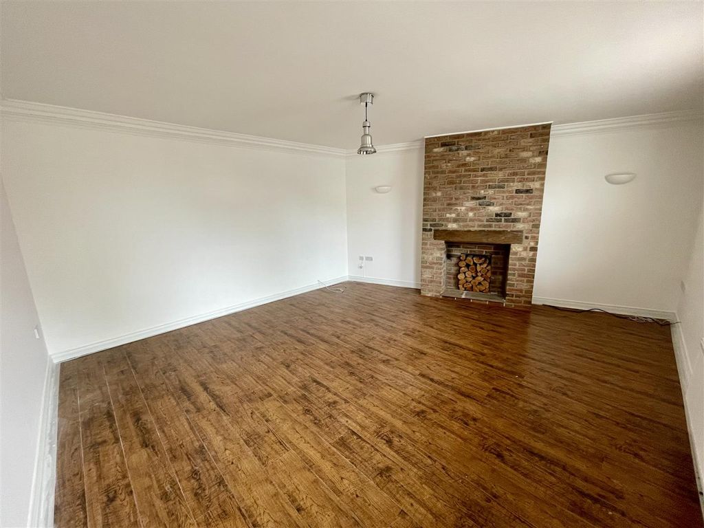 Property photo 3 of 12 Lounge