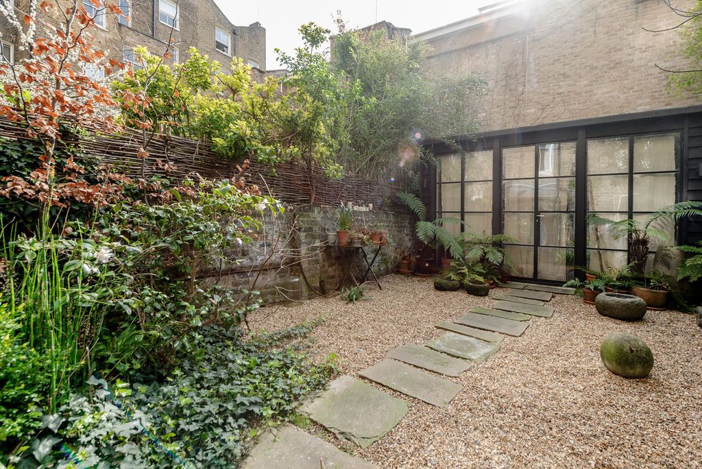 Property photo 2 of 25