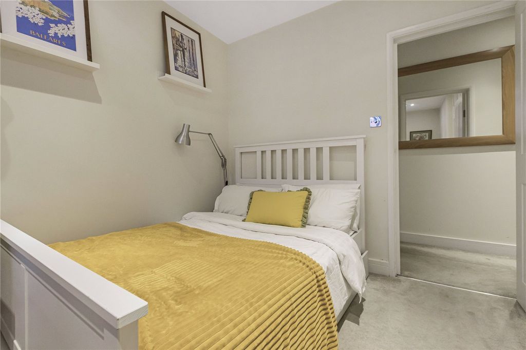 Property photo 2 of 18 Bedroom