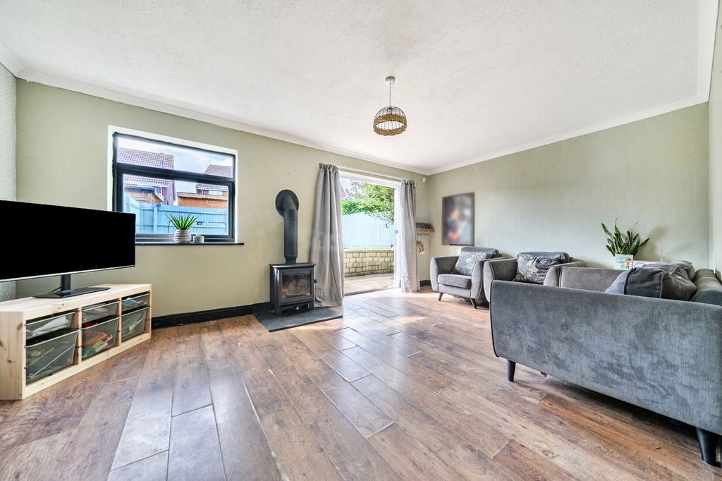 Property photo 3 of 11 3
