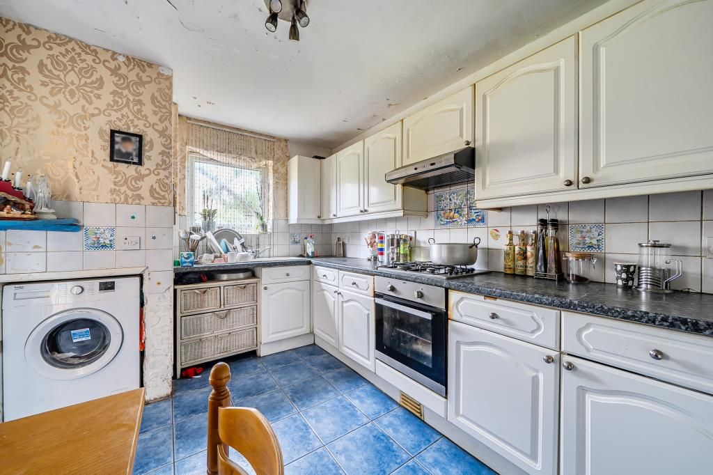 Property photo 3 of 18 Kitchen