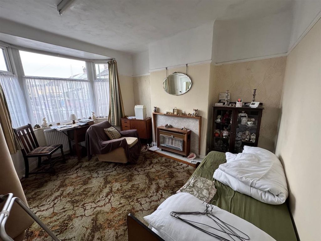 Property photo 2 of 8 Lounge